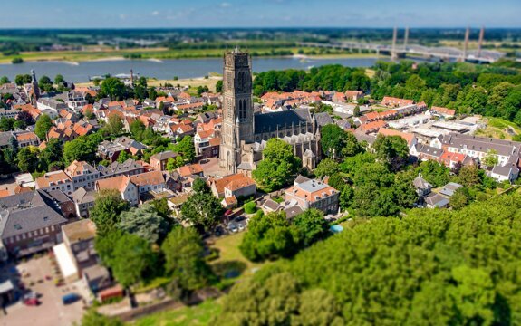 Luchtfoto Zaltbommel 2 tilt shift.jpg