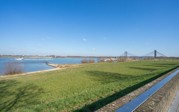 7. waal en brug Zaltbommel.jpg